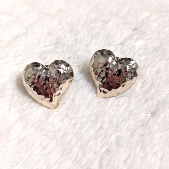 Vintage Hammered Silvertone Heart Shaped Pierced Earrings - Picture 4 of 5